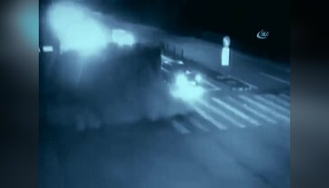 Devrilen kamyon otomobili kağıt gibi ezdi