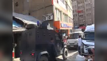 Hakkari'de polis DBP ve HDP binalarında arama yaptı