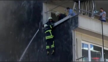 Bursa'da itfaiye eri çatıdan alevlerin içine düştü