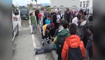 Okul çıkışında minibüs çarpan öğrenci yaralandı