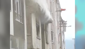 Evde çıkan yangında anne ve kızı dumandan etkilendi
