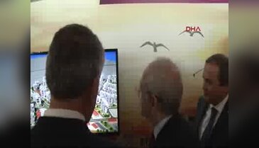 Kılıçdaroğlu, Seyhan Belediyesi standını gezdi