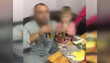 Küçük çocuğuna bira içirirken çektirdiği görüntüleri paylaştı