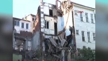 Balat'ta çökme tehlikesi bulunan tarihi yapılarda yıkım