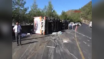 Çöp toplama TIR'ı virajda devrildi