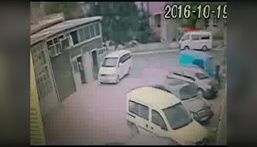 1 kişinin yaralandığı kaza güvenlik kamerasında