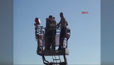Borçlarını ödeyemediği için direğe çıktı