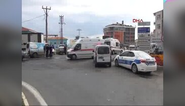 Freni boşalan kamyon eve daldı
