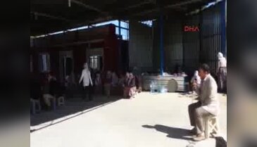 Yağmuru yetersiz bulan çiftçi ellerini gökyüzüne açtı