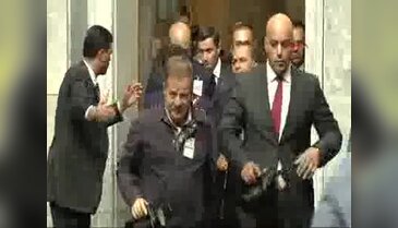 Filistin Devlet Başkanı Mahmud Abbas, TBMM'ye karanfil bıraktı