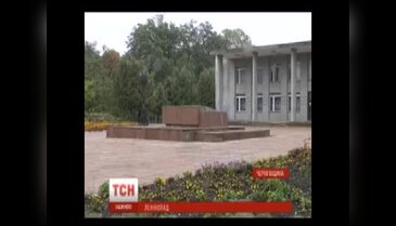 Ukrayna'da bir Lenin heykeli daha söküldü