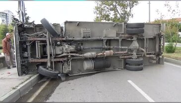 Bursa'da meyve yüklü kamyon devrildi, cadde trafiğe kapandı