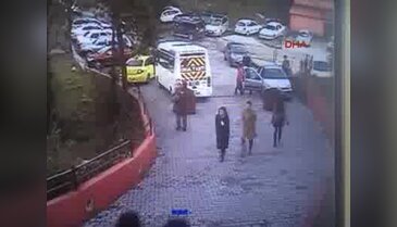 Ağacın araçların üzerine devrilmesi güvenlik kamerasında
