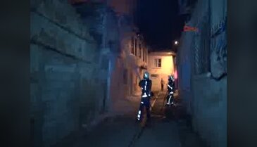 Antalya'da ahşap ev alev alev yandı