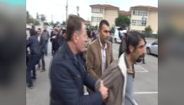 Bursa'da oturma eylemi yapan HDP'lilere polis böyle müdahale etti
