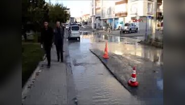 Çubuk'ta içme suyu borusu patladı, yol göle döndü