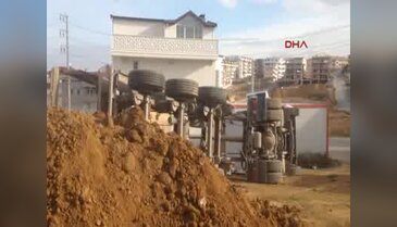 Hafriyat kamyonu yan yattı: 1 yaralı