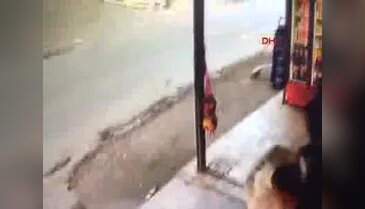 Son anda TIR'ın altında kalmaktan kurtuldu