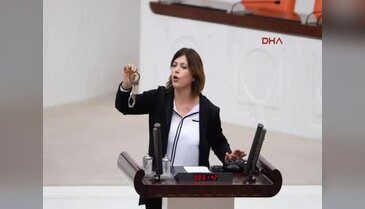 HDP'li Beştaş, Kışanak'ın gözaltına alınmasını Meclis'te 'kelepçe' ile protesto etti