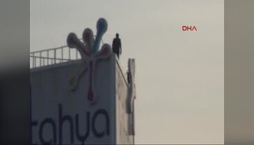 Reklam panosundan atlayarak intihar etmek istedi