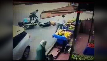 Motosiklet çarpan yaşlı adam ağır yaralandı