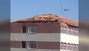 Siverek'te veliler çocuklarını çatısı sökülen okula göndermiyor