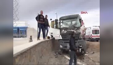 Dorsesi kayan Tır'a beton mikseri ile otomobil çarptı: 2 yaralı