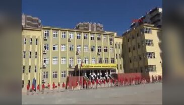 Öğrencilerden 600 metrekarelik canlı Türk bayrağı