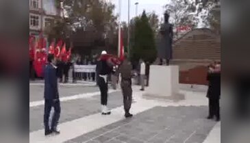 Karara rağmen o da anıta çelenk koydu