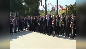 Ata'ya çelenk sundular