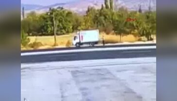 TIR'ın kamyonete çarpması kamerada