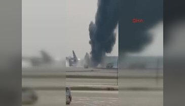 ABD'de yolcu uçağı havalanacağı sırada alev alev yandı