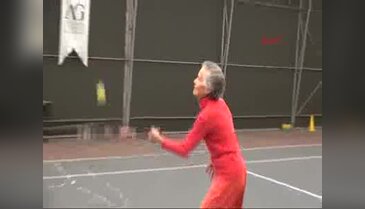 73 yaşında tenis öğreniyor