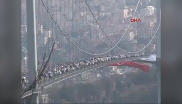 Yüzlerce motosikletliden köprüde Cumhuriyet coşkusu