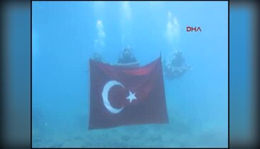 Dalgıçların ellerinde Türk Bayraklarıyla deniz dibinde geçit töreni gerçekleştirdi
