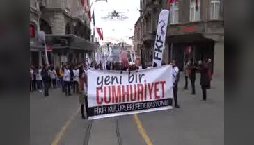 İstiklal Caddesi'nde "Yeni bir Cumhuriyet" yürüyüşü