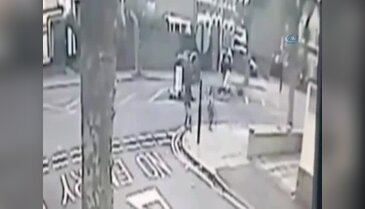 Otomobil yayaların arasına daldı!