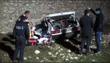 Otomobiller peş peşe dereye uçtu: 3 ölü, 8 yaralı