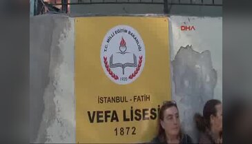 Vefa Lisesi önünde proje okul eylemi