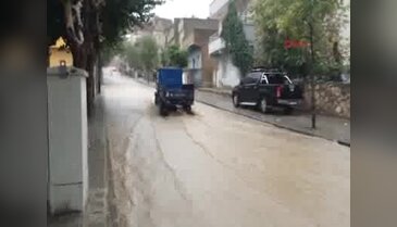 Siirt'te sağanak yağmur nedeniyle bir çok iş yerini su bastı