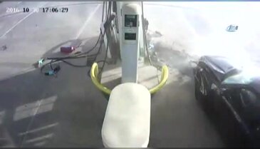 Otomobilin altında kalmaktan saniyelerle kurtuldu