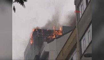 Kağıthane'de 8 katlı iş merkezinin çatısı alev alev yanıyor - 2