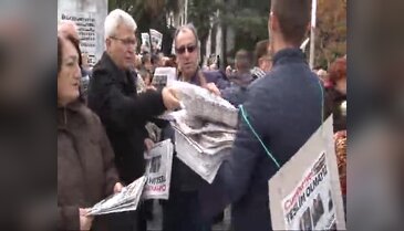 Bursa'da CHP'liler Cumhuriyet gazetesi dağıttı
