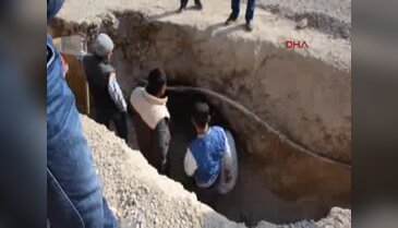 Kanalizasyon çalışması sırasında bulunan tarihi mezarda, arkeolog eşlinde çalışma