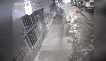 Motosikleti çalma anı kameralara yansıdı