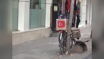 Üzerinde Türk bayraklı paket bulunan bisiklet panik yarattı