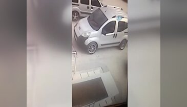 Bursa'da yaşlı çiftin çantasını kapkaç yapan zanlı kamerada
