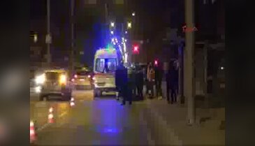 Cadde ortasında yatan adama araç çarptı