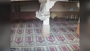 Caminin yardım kutusundaki parayı çaldı