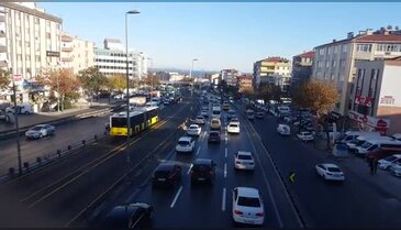 Metrobüs yolunda çıplak adam şoku!